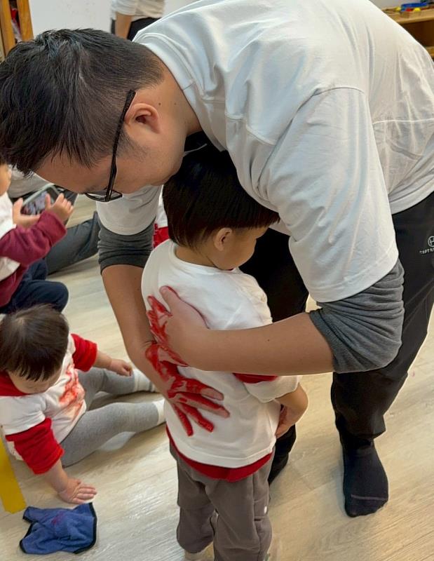 親子「心心相印」蓋手印活動。