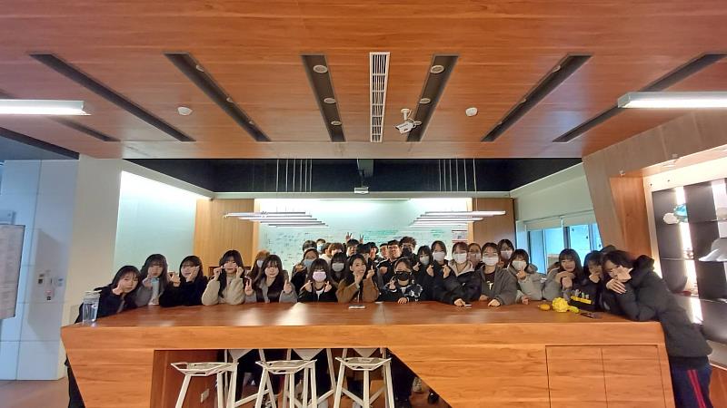 私立大同高中資料處理科師生前往聖約翰科技大學多媒體設計系交流，參訪該系的創意設計總部。