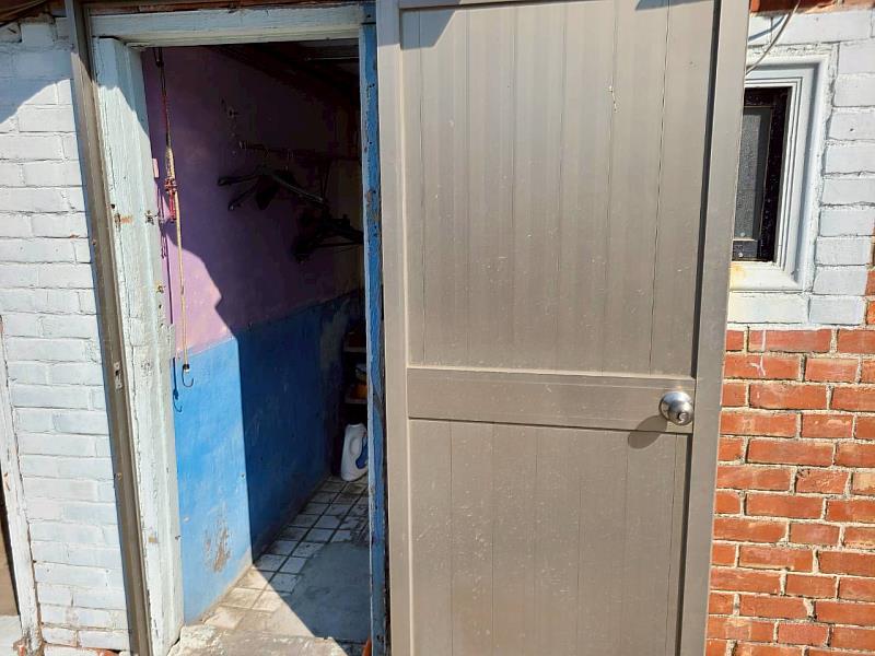 案家已修繕完成的大門。