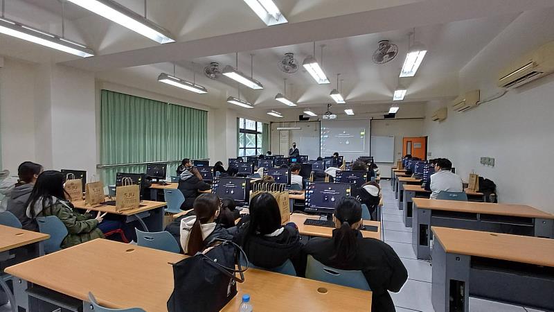 現場分享生成式AI在影像生成、影片腳本、企劃發想及視覺提案等面向的實務使用方式，讓學生體驗生成式AI課程。