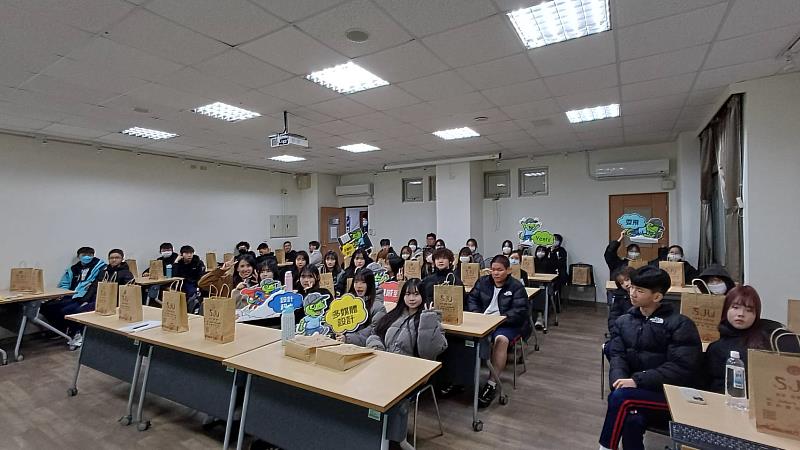 此次參訪對資料處理科同學而言是一場「把課本概念接上真實產業」的學習旅程，能有效拓展學生的學習延伸與升學選擇。