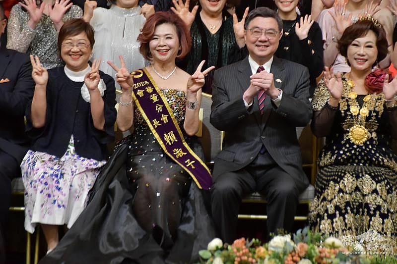 行政院長卓榮泰（右2）出席晚宴，其他貴賓由左至右為徐佳青、賴淑子、世華總會長林淑敏。