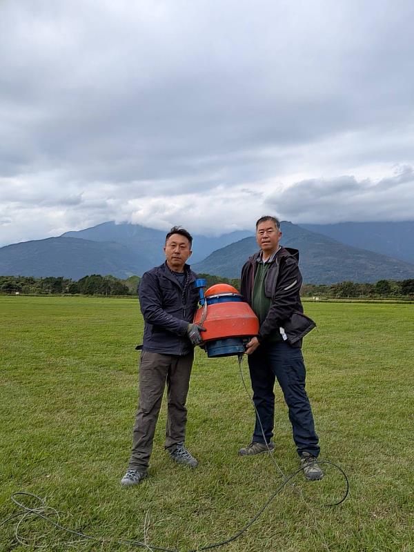 左為成功大學防災研究中心副主任臧運忠，右為副主任李心平。