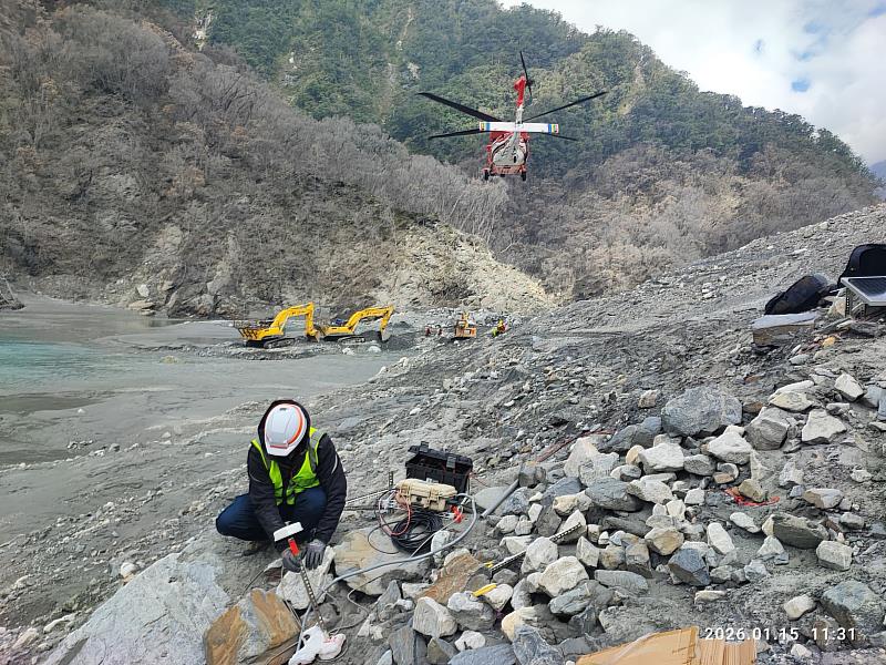 重新安裝新的側岸式水位計。