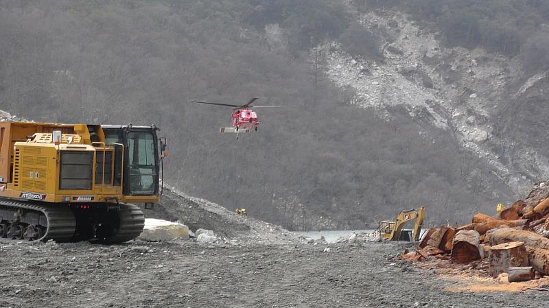 馬太鞍溪堰塞湖水位監測不中斷，水位計成功回收新設並持續降挖作業。
