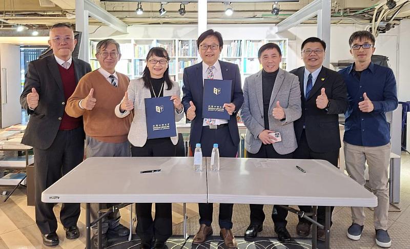 文藻外語大學與秀威資訊科技股份有限公司締約，共同培育國際跨域專業人才。圖為文藻外語大學莊慧玲校長（左3）與秀威資訊公司宋正坤總經理（右4）於締約後，和觀禮人員合影。