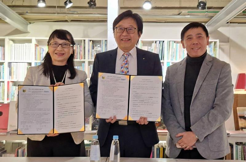 文藻外語大學莊慧玲校長（左）、秀威資訊科技股份有限公司宋正坤總經理（中）完成產學合作簽約，並由中央通訊社數位新聞中心羅廣仁主任編輯（右）見證合影。