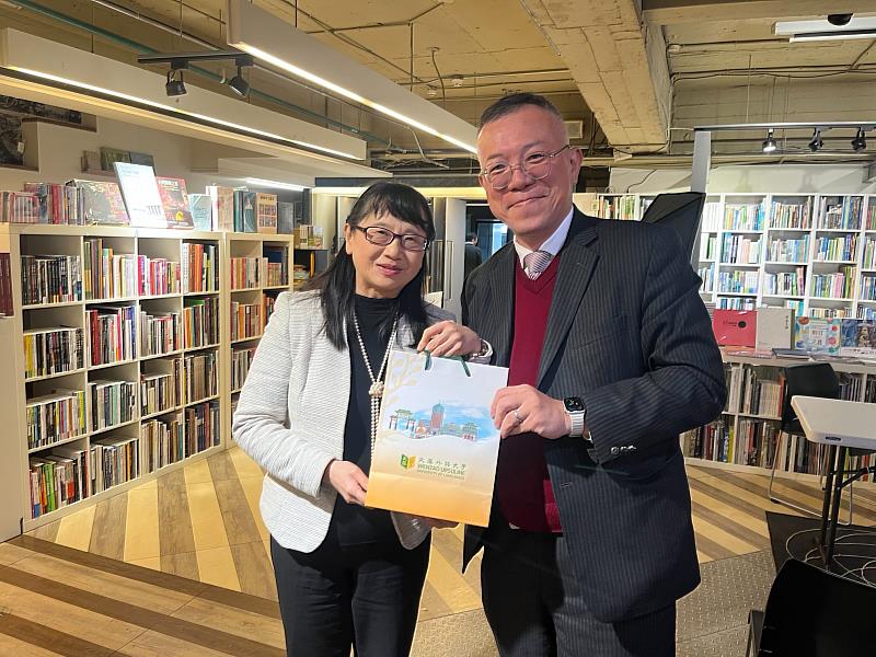 莊慧玲校長（左）致贈紀念品予星展銀行（台灣）黃俊銘資深副總裁（五專英文科20屆）。