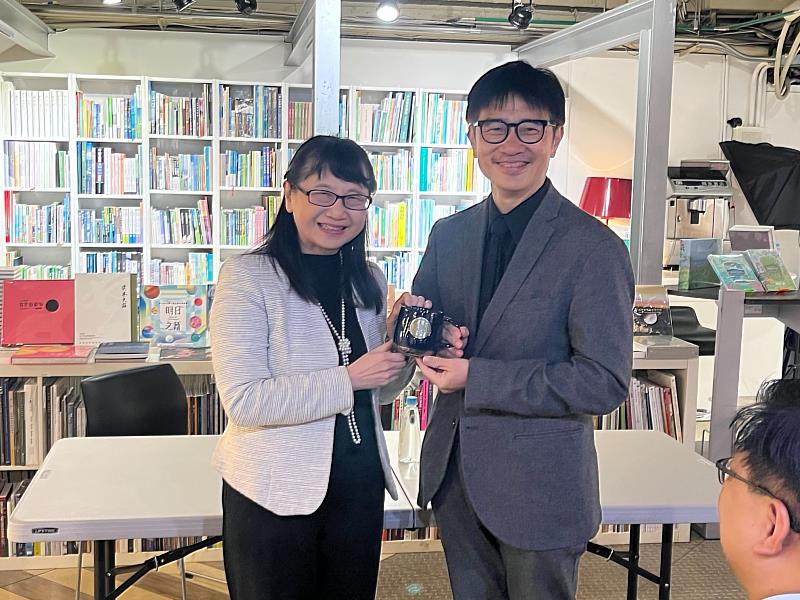文藻莊慧玲校長（左）致贈紀念品予外交部機要事務辦公室李玟參事。