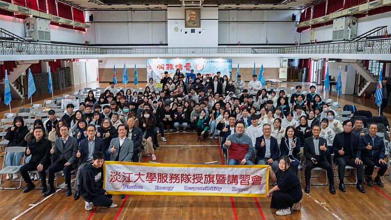 寒假服務隊授旗典禮於1月13日上午在學生活動中心舉行，出席人員大合照。（圖／淡江大學提供）