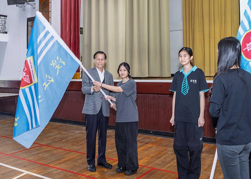 寒假服務隊由葛煥昭校長授旗。（圖／淡江大學提供）