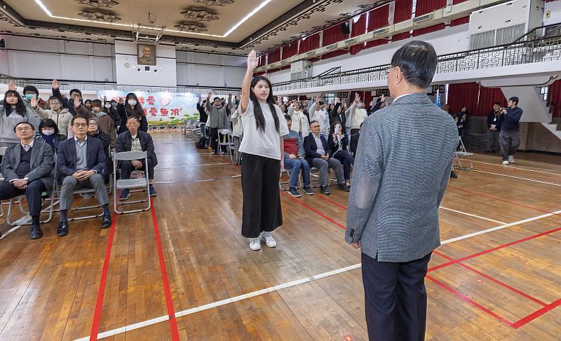 由歷史系學會服務隊隊長、歷史系碩士班一年級何績穎同學帶領全體服務員宣誓。（圖／淡江大學提供）