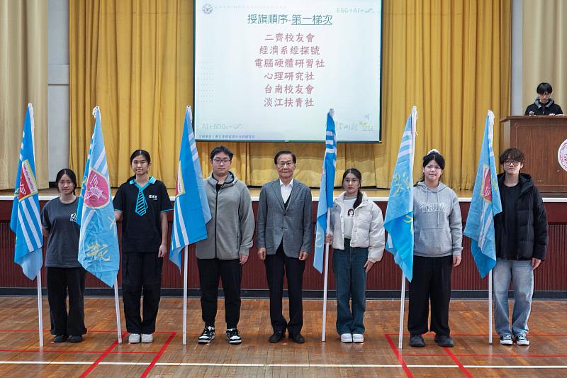 寒假服務隊授旗典禮，葛校長（中）為服務隊授旗。（圖／淡江大學提供）