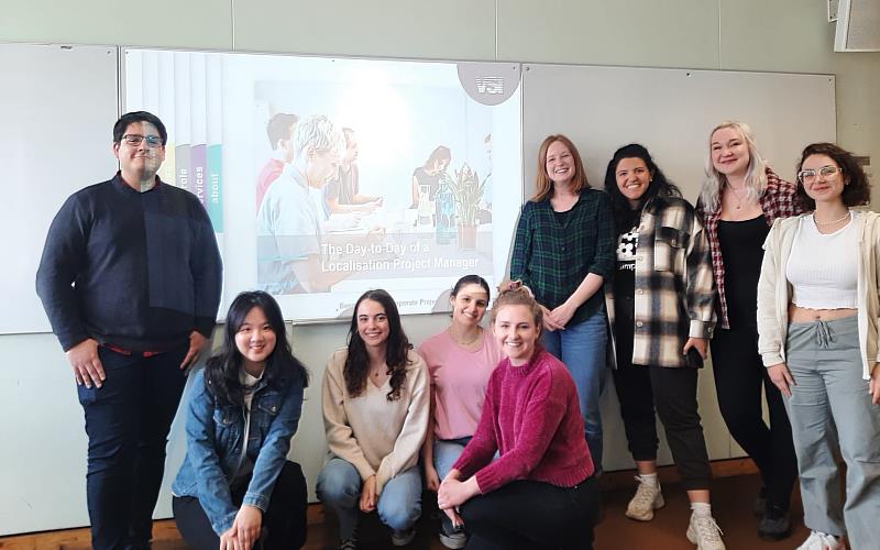 文藻外語大學於全球簽訂的姊妹校逾345所，提供學生豐富多元的海內外實習與交換機會。圖為文藻翻譯系學生出訪英國艾塞克斯大學，參與當地課程。