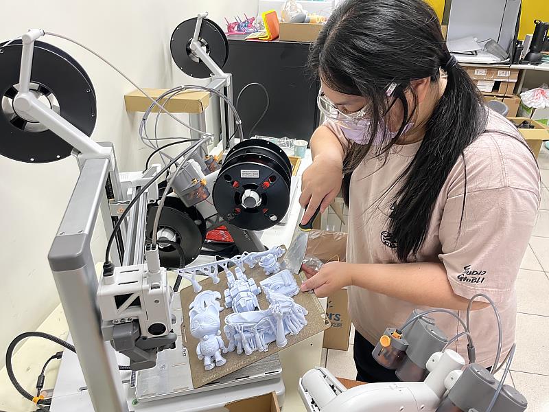 妍君參加產投課程學新技術並應用於職場。