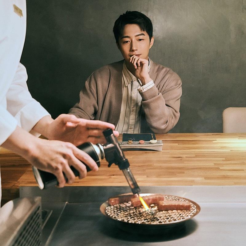 阪前歡慶請來演員蔡凡熙宣傳，並祭出新店限定優惠搶客。