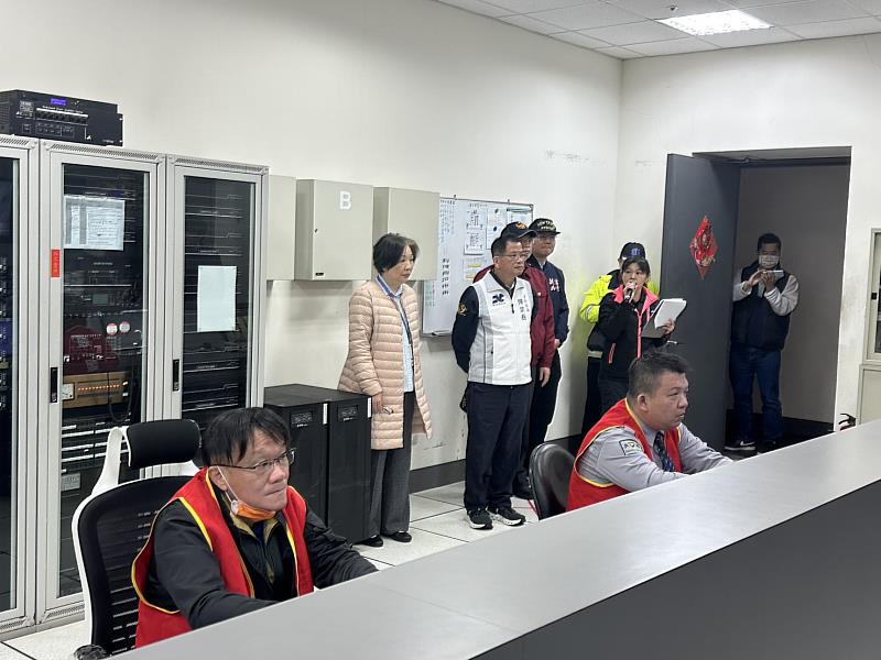 為確保市民平安過好年,新北市政府消防局自1月中旬起,全面啟動「春節前搶救演練」,針對7個大隊轄內高風險場所進行7個場次實地演訓與整備,由局長及簡任以上長官親自率隊督導,展現守護市民安全的高度決心。