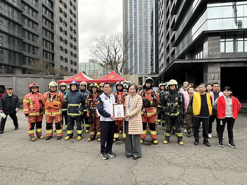 消防局陳崇岳局長頒發感謝狀給予汐止台灣科學園區。其餘照片為消防局第六大隊上午在汐止台灣科學園區辦理春節前搶救演練之演練照片。