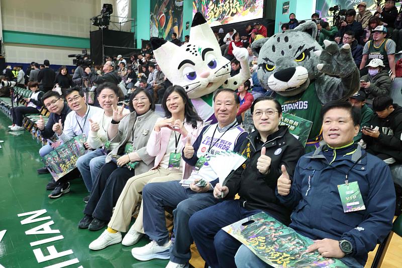 中壢國民運動中心化身雲豹職籃主場 2000名球迷爆滿見證首戰