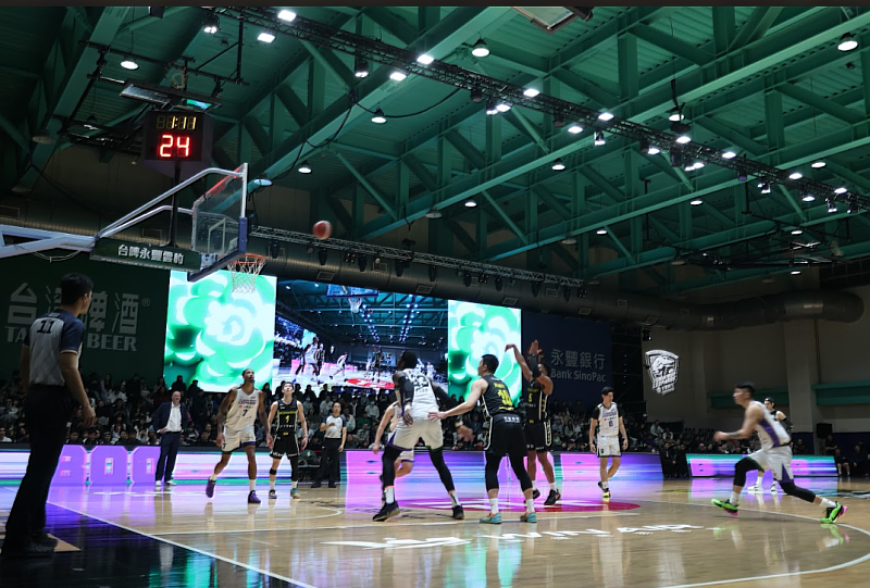 中壢國民運動中心化身雲豹職籃主場 2000名球迷爆滿見證首戰