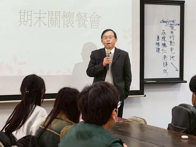 校長何明果鼓勵同學專心課業,畢業後一定能找到好工作。