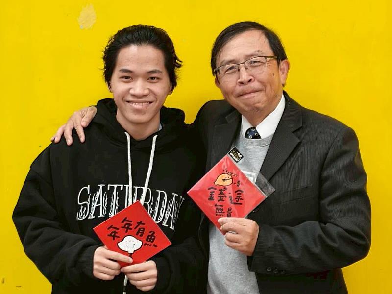 校長何明果（右）贈送春聯給外籍生。