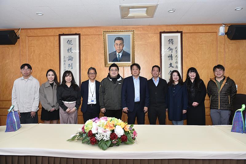 雙方代表合影留念,象徵文化大學與三立集團建立長期合作夥伴關係,推動學生自大一實習、逐步銜接就業的產學共育新模式。