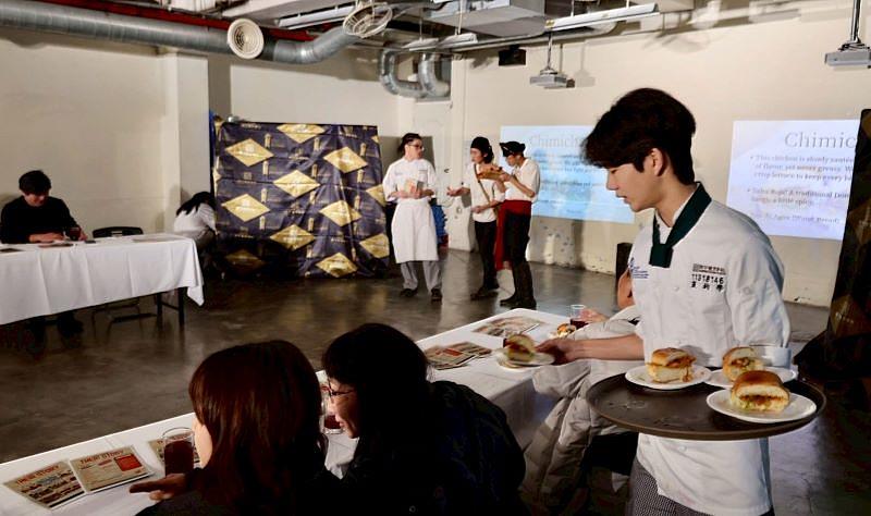 以專長為語彙，開平餐飲國際部學生製作風土小吃，透過味蕾傳遞異國文化故事。開平餐飲學校/提供