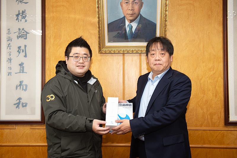 文化大學校長王子奇(右)與三立品牌行銷部林鶴明策略長(左)交換禮物,象徵雙方深化產學合作,王子奇並強調以培育企業所需人才為核心,攜手打造學用合一的人才培育模式。