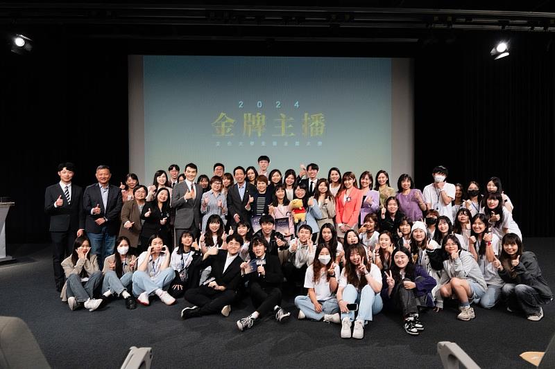 文化大學新傳學院於三立攝影棚舉辦主播大賽,學生運用業界高規格設備實作,在校期間即累積寶貴實務經驗,拓展學習視野與專業歷程。