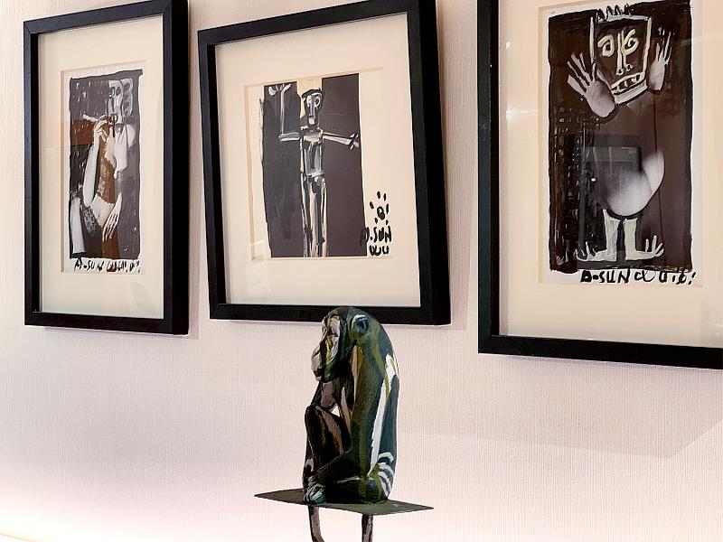 推薦作品：吳炫三「戲筆系列」「輕鬆系列」平面作品環繞雕塑陳列，筆觸與形體相互呼應，形成一種從平面延伸到立體的視覺節奏與觀看路徑。