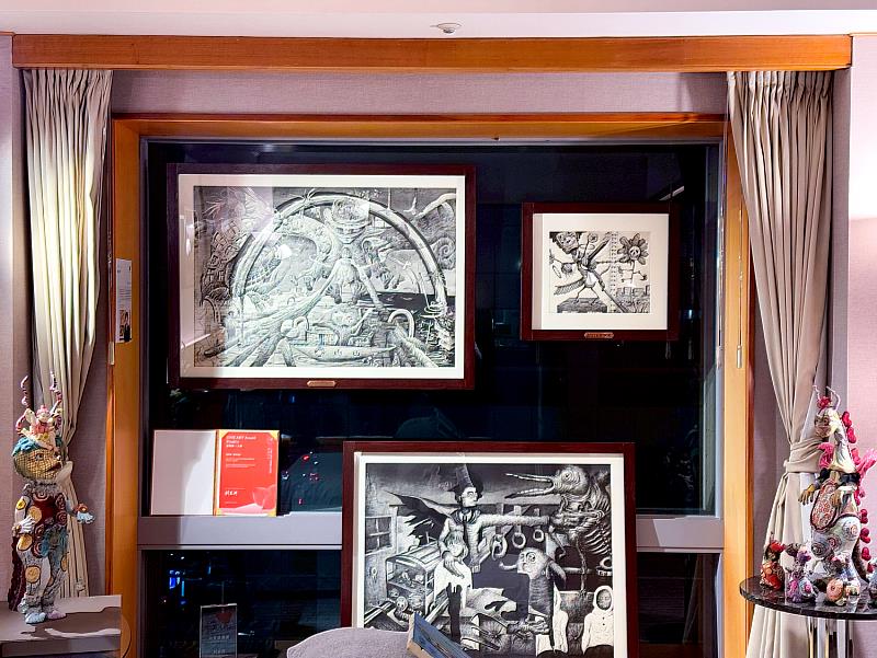 推薦作品：朝井颯志《彩虹門 Rainbow Gate》於窗邊展出，搭配獎狀與展間光線，讓作品的寓言感更顯鮮明，也成為本次展間備受矚目的亮點之一。