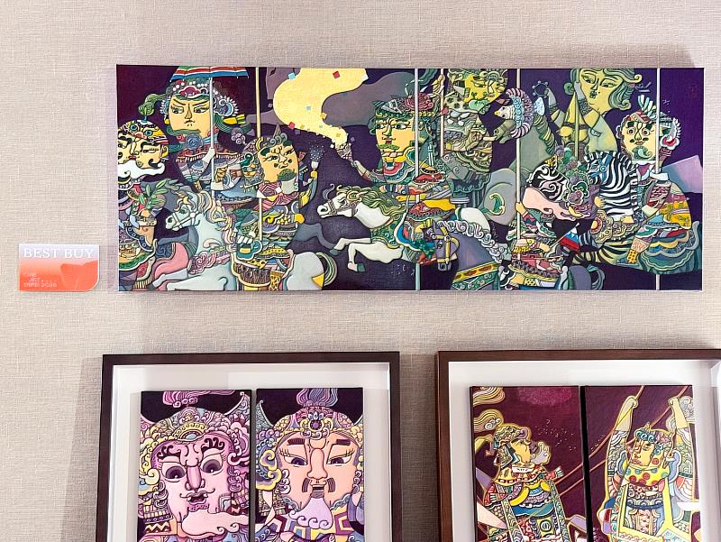 陳盈如〈和平時刻〉（100×38cm，水墨壓克力、絹本）以馬的意象呼應馬年氛圍，畫面在靜與動之間收束出一段溫柔的留白，為展間添上一抹安定的氣息。