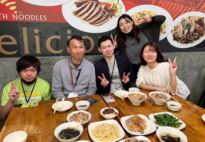 文藻日文系陳冠盛同學（左1）協助日本札幌市團隊隨行翻譯。