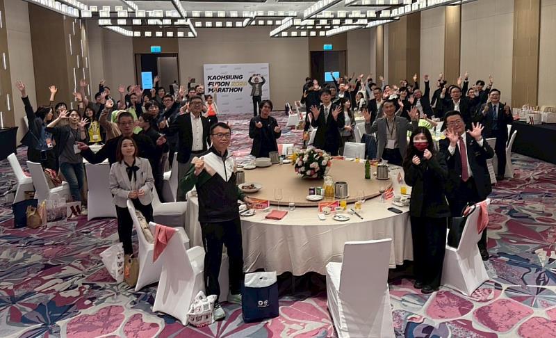 文藻師生協助高雄富邦馬拉松友好城市貴賓歡慶之夜隨行接待。