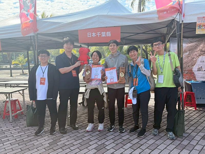 日本千葉縣訪團於攤位前合影。
