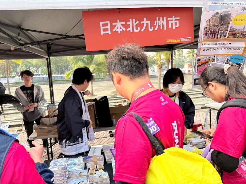 文藻日文系侯昕佩同學(右2)協助北九州市攤位翻譯。