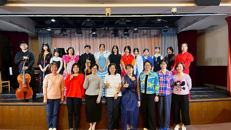 表演者、師長及學生合影。