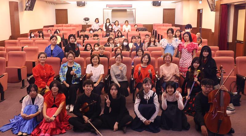 文藻外語大學西班牙語文系攜手國立臺南藝術大學共同舉辦「西班牙嘉年華」，以音樂、藝術與美食，帶領師生感受西班牙文化魅力。