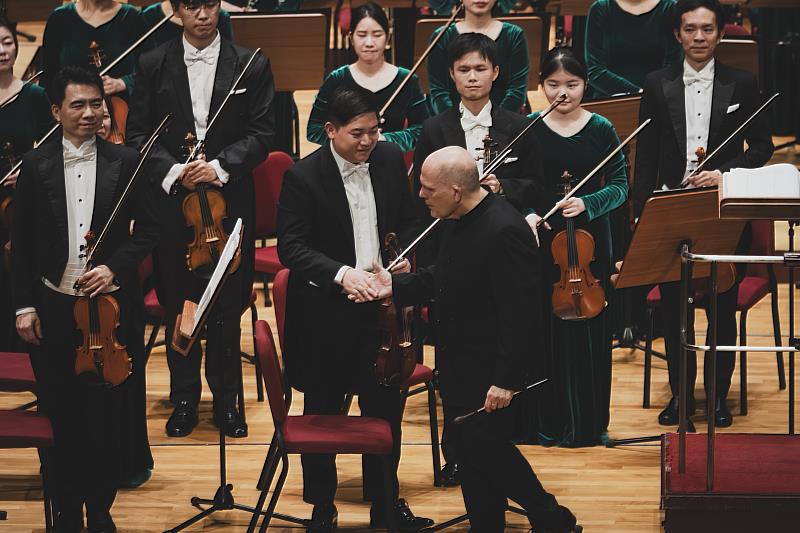 ESO張庭碩(左)與梵志登於今年11月客席演出,雙方合作默契良好