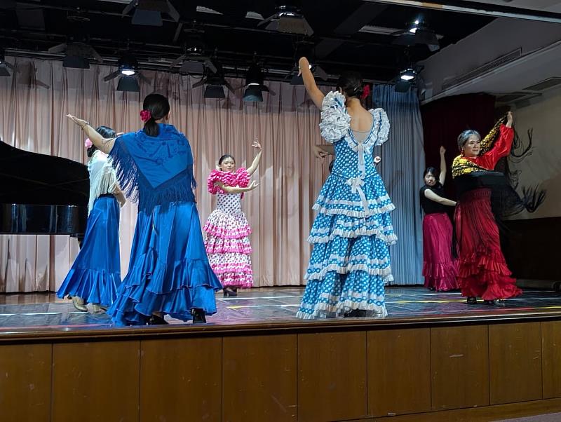 文藻西文系專科部學生與舞蹈老師共舞。