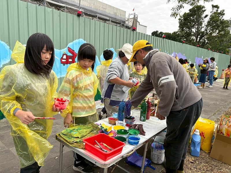 嘉義縣災害應變中心新建工程圍籬變身畫布 學童創意傳遞防災理念