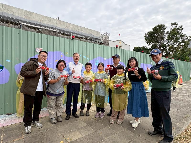 嘉義縣災害應變中心新建工程圍籬變身畫布 學童創意傳遞防災理念