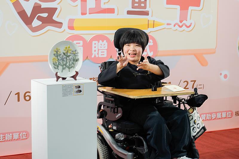 陶藝作品創作者翁彥如，喜歡以花朵為題材，象徵春暖花開，也告訴眾人「只要不放棄，生命就有無限可能」的信念。