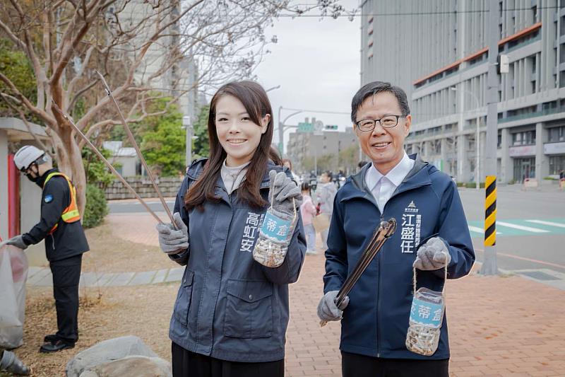 竹市府推出「不留餘蒂、馬上換好禮」行動，鼓勵民眾透過撿菸蒂兌換禮券。