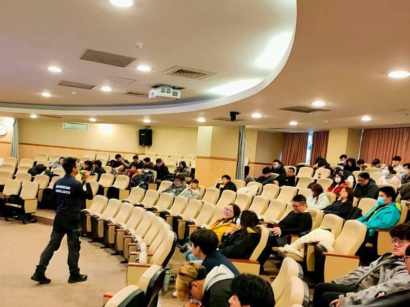桃園市義勇消防總隊特搜第四分隊邱日仲教官講授基礎急救訓練。（照片/校方提供）