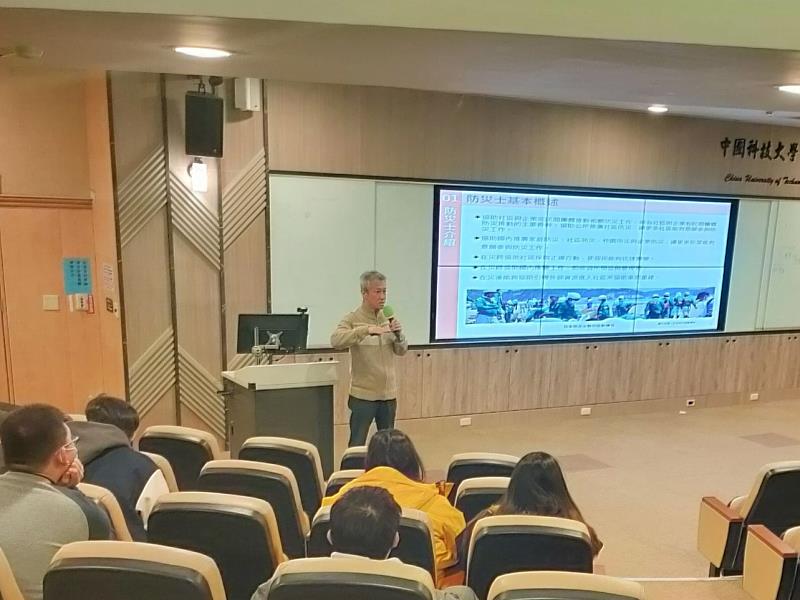 中國科技大學土木與防災系彭獻生助理教授講授我國近年災害經驗及災害特性。（照片/校方提供）
