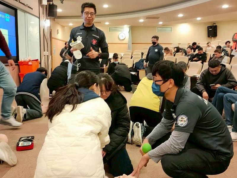 桃園市義勇消防總隊特搜第四分隊邱日仲教官講授基礎急救訓練。（照片/校方提供）