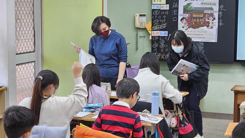 2位大姊姊與同學互動。