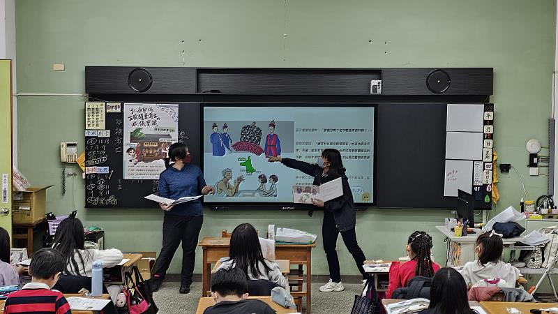 介紹五股開臺尊王過爐民俗特有的烏紅帽唱班。